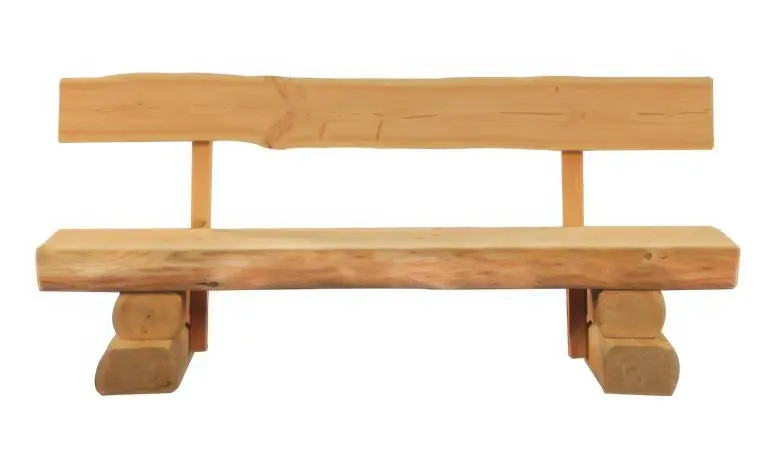 Rustikale Holzbank aus naturbelassenem Massivholz mit Rückenlehne, auf zwei Baumstamm-Sockeln ruhend, Gartenbank im Landhausstil.