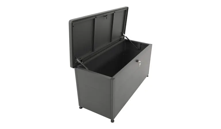 Geöffnete anthrazite Gartenbox aus Stahl mit Schloss vor weißem Hintergrund