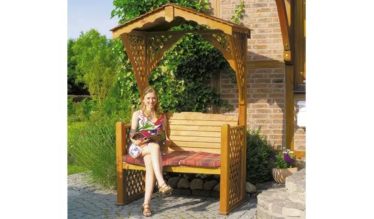 Die Gartenlaube Lüben aus FSC zertifizierter, honigbrauner Kiefer/Fichte mit dem Maß 140 x 80 x 220 cm, inklusive Sitzauflagen.