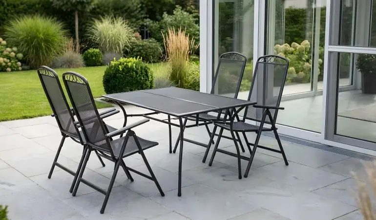 Gartenmöbel Set Metall Chania in Anthrazit mit rechteckigem Tisch und vier Klappsesseln auf Terrasse