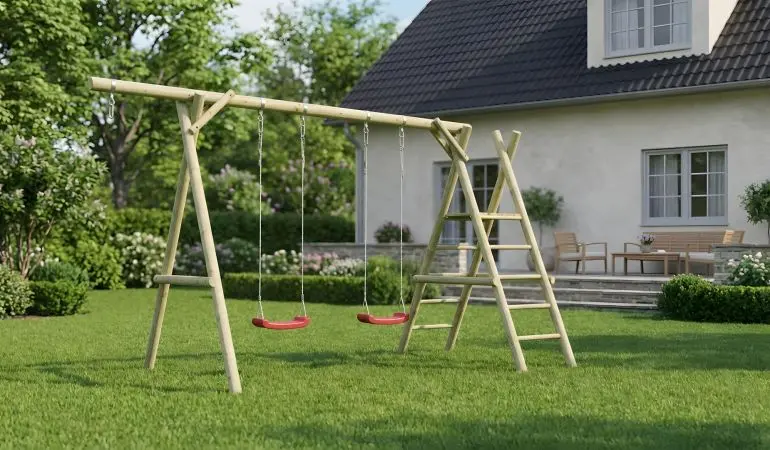 Gartenschaukel Frieda aus Holz mit zwei roten Schaukelsitzen und Kletterleiter auf Rasen