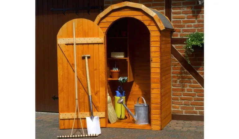 Die Gartenschränke aus massiver Kiefer gibt es In drei Größen. Hier die 110 x 83 x 180 cm Variante mit Einzeltür