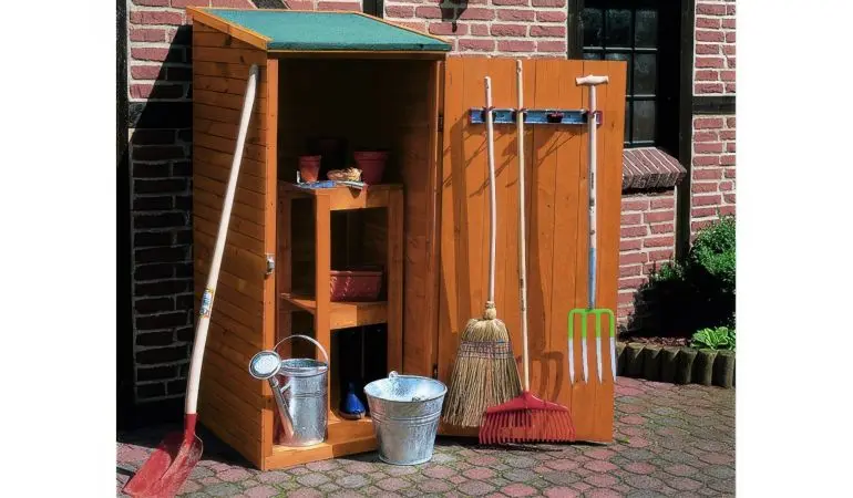 Praktisch und optisch ansprechend: Tauchimprägnierter 78 x 78 x 164 cm Gartenschrank Holz mit Regal im Innenraum