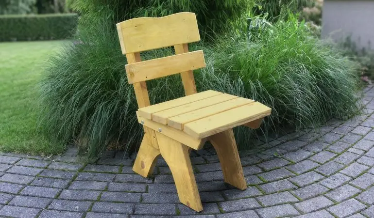 Der Gartenstuhl Massiv Trelleborg im Maß von ca. 50 x 60 x 82 cm aus massivem, hellbraun lackiertem Kiefernholz fügt sich harmonisch in jeden Gartenbereich ein.