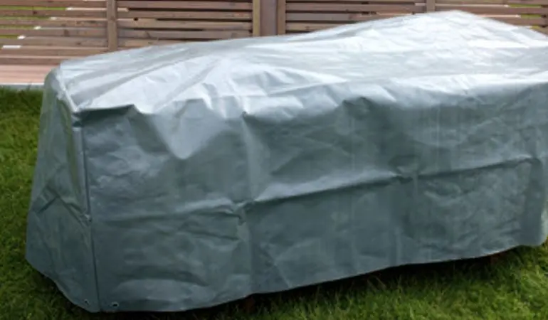 Die 170 x 100 x 65 cm Gartentisch Schutzhülle aus extra schwerer PE Folie (250g / m2) mit 8 Ösen (jeweils 2 Stk. pro Ecke)