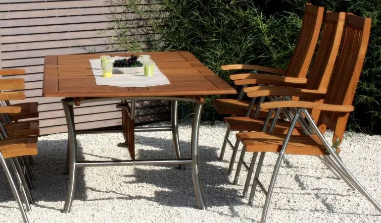 Im Bild der 100 x 180/250 cm Ausziehtisch mit den Gartensesseln. Zum Edelstahl Gartenmöbel Set gehören 4 Sessel. Weitere Exemplare können separat bestellt werden