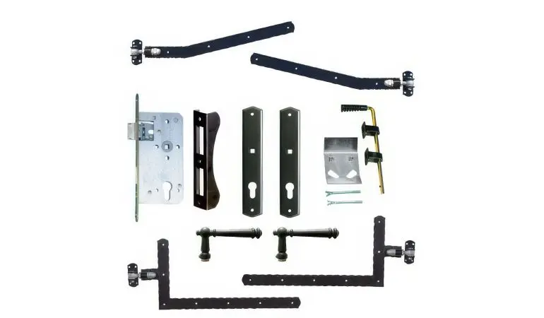 Gartentür Beschlag Classic: Komplettsatz mit Einsteckschloss, Drückergarnitur, Bodenschieber, Auflaufbock, 2 x Winkelband gekröpft (verstellbar), 2 x Band mit gebogenem Schenkel (verstellbar), Anschlagwinkel, Schrauben