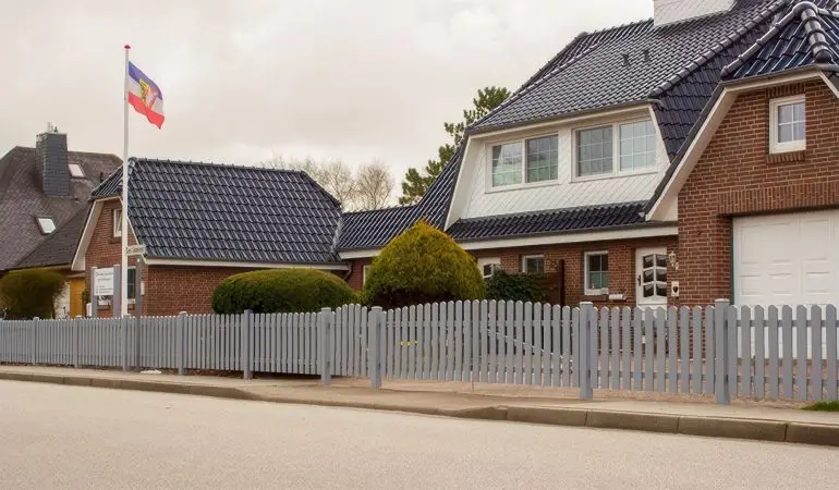 Hochwertige, robuste und pflegeleichte Gartenzäune aus acrylbeschichtetem Vollkunststoff mit 10 Jahre Garantie.