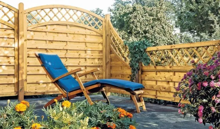 Der Gartenzaun Holz stellt mit blickdichten Elementen ein hohes Maß an Geborgenheit her. Dabei sorgen die Rankgitter für dekorative Akzente