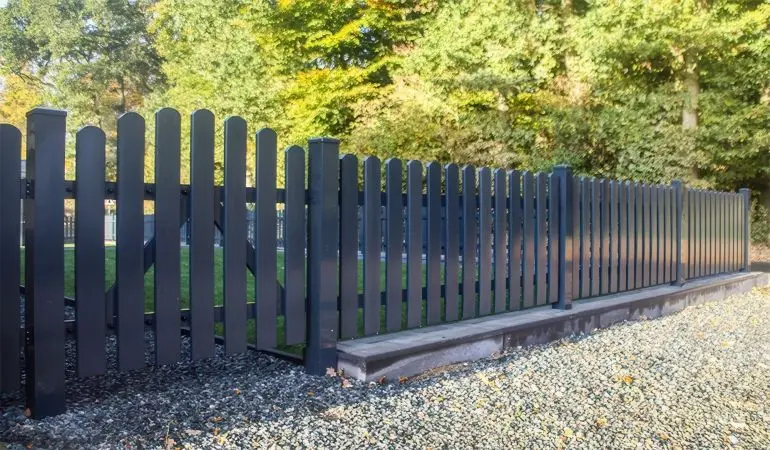 Wetterfester und pflegeleichter Gartenzaun aus acrylbeschichtetem Vollkunststoff (Syntal) in Anthrazit (RAL 7016) mit 10 Jahre Garantie