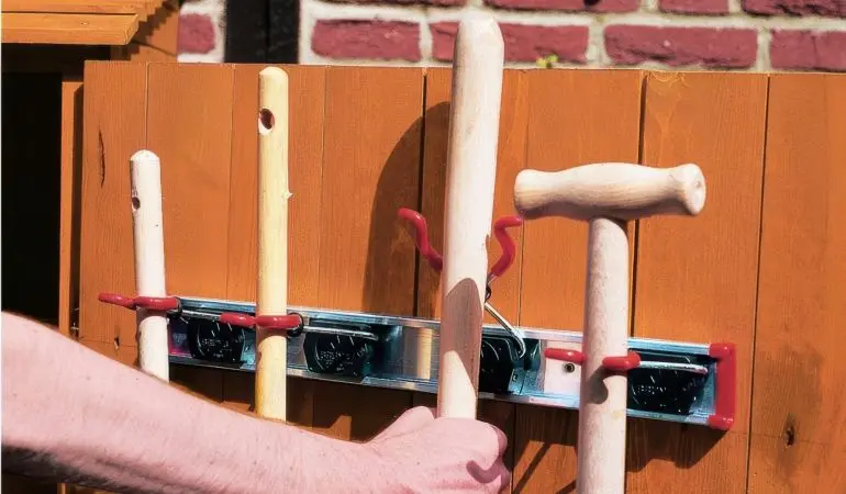 Unser Gerätehalter als Zubehör für unsere Gartenschränke und Gartenlauben. 50 x 14 x 5,5 cm