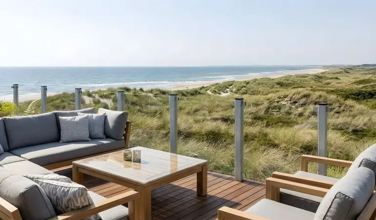 Glaszaun San Sebastian I aus Klarglas, transparente Glaselemente zwischen Pfosten als Terrassenzaun am Meer