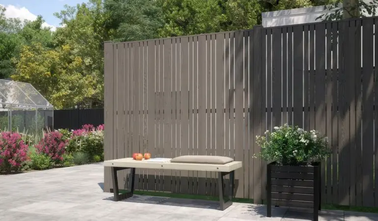 Moderner Sichtschutz und Raumteiler: Der graue Zaun sorgt durch seine halbdurchsichtige Bauweise für ein entspanntes Ambiente