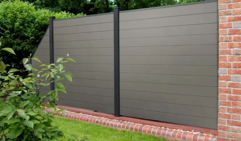 Ihr BPC Steckzaunsystem erhalten Sie wahlweise mit Designelementen aus Lochblech oder Glas. Rechnungskauf und Lieferung innerhalb von 10 Werktagen