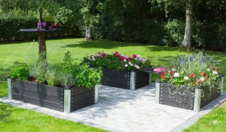 Die schwarze Hochbeete sind als neun verschiedene, individuell kombinier- und erweiterbare Sets erhältlich 