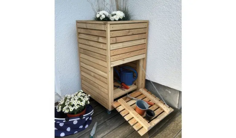 Die 50 x 50 cm Öffnungsklappe sorgt für zusätzlichen Stauraum und mehr Ordnung. Nur für den Hochpflanzkasten XL geeignet