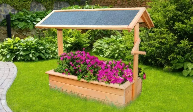 Der Holz Gartenbrunnen Kasan aus FSC zertifiziertem, tauchimprägniertem, honigbraunem Holz hat die Abmessung 95 x 50 x 80 cm