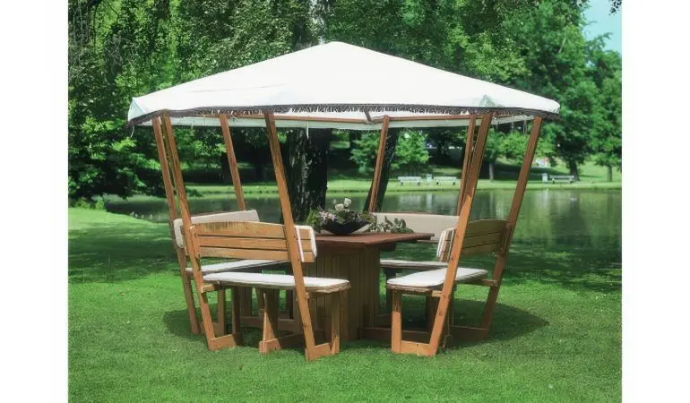 Der Holz Pavillon mit vier Bänken und Bedachung in der weißen Ausführung