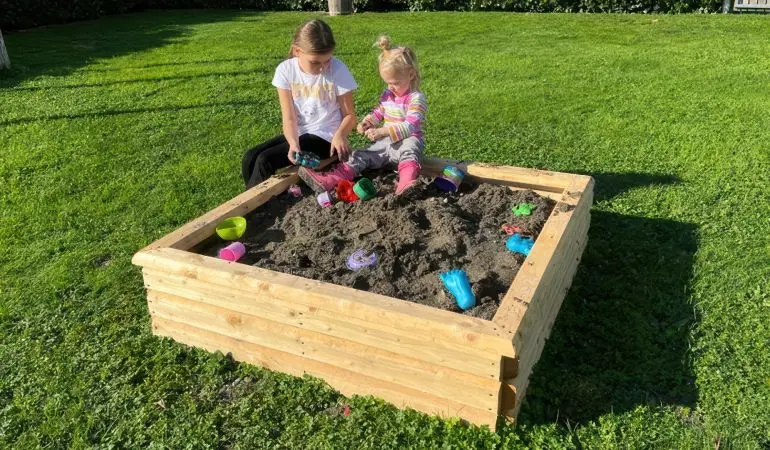 Erhältlich in 125 x 125 und 200 x 200 cm: Robuste Holz Sandkiste aus stabilen 30 mm Halbhölzern