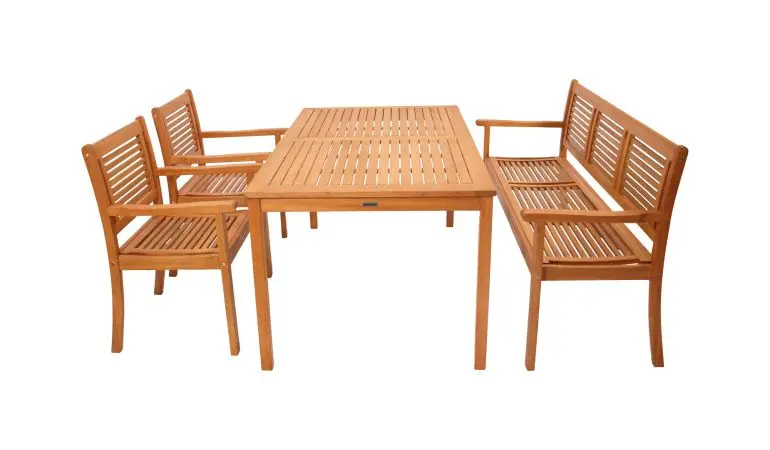 Holzgarnitur mit 2 Sesseln, einer Bank und einem Tisch aus Eukalyptusholz vor weißem Hintergrund