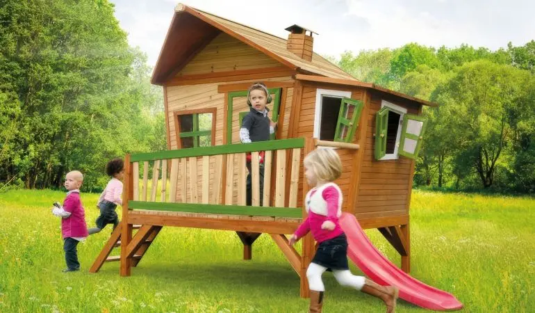 Das Holzspielhaus "Maike" mit Veranda und Rutsche fördert die Kreativität Ihrer Kinder und ist TÜV-geprüft. Die Rutsche gibt es in Grau, Weiß, Blau, Grün, Violett und Rot.