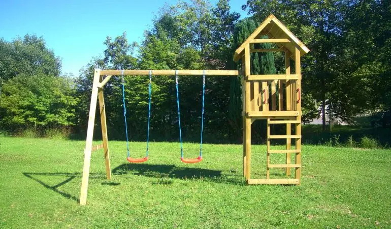 Holzspielturm mit Doppelschaukel im Garten