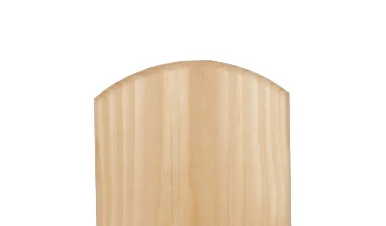 Die Zaunlatten werden aus naturbelassenem Douglasienholz (PEFC-zertifziert) gefertigt. Für die Produktion ist ein niedersächsisches Unternehmen verantwortlich