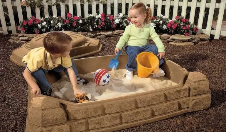 Kinder Sandkasten "Ronja" mit einer Abdeckung aus Kunststoff. Maße: 112 x 81 x 39 cm