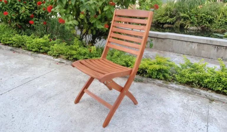Die ergonomisch geformten Klappstühle aus geöltem Eukalyptushartholz sind bequem und witterungsbeständig. Mit einer angenehmen Sitzhöhe von 44 cm sind sie ein langlebiger Begleiter für Ihren Balkon oder die Terrasse.