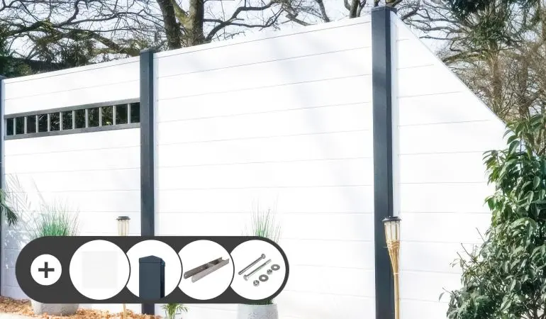 Kunststoff Sichtschutzwand Vario mit geschlossenen Lamellenfeldern in einer Gartenszene