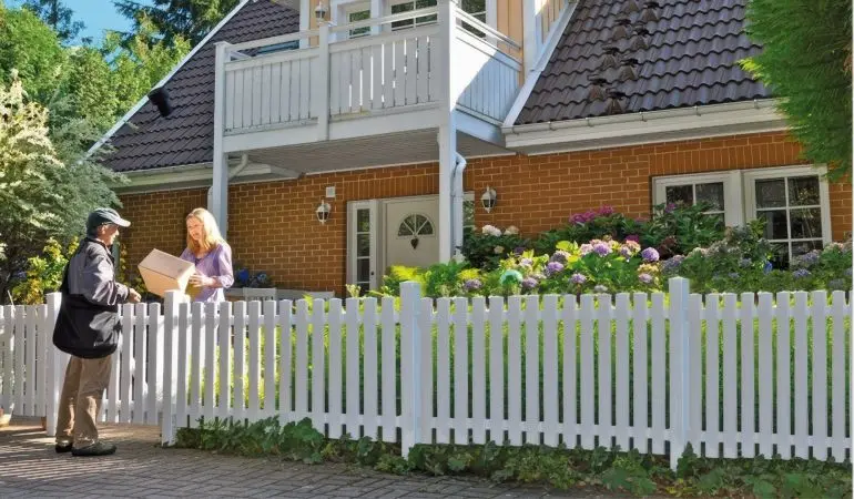Made in Germany: Der weiße Kunststoffgartenzaun ist ein pflegeleichter Preiskracher, der nie gestrichen werden muss
