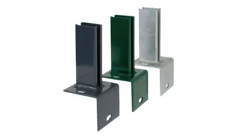 Die Pfostenträger zum Aufdübeln auf L-Betonsteinen erhalten Sie bei meingartenversand.de in 3 Farbenvarianten: Anthrazit, Grün und Feuerverzinkt.