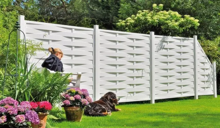 Nie wieder streichen: Weißer Kunststoff Lamellenzaun in Top-Qualität zum günstigen Preis