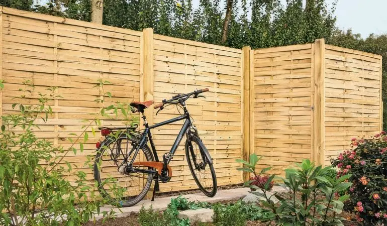 Blickdichter Sichtschutz: Der Lamellenzaun "Hamburg" ist eine zuverlässige, einfache und preiswerte Lösung für Ihren Outdoorbereich. Er ist in vielen verschiedenen Größen erhältlich.