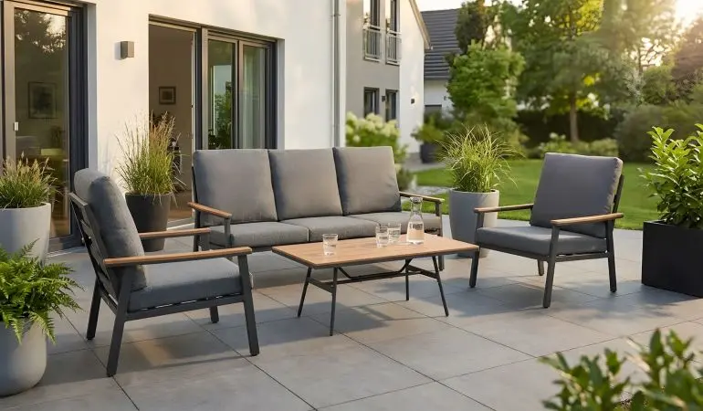 Loungegruppe Skala, graues Aluminiumgestell mit grauen Polstern und Tischplatte in Holzoptik auf Terrasse