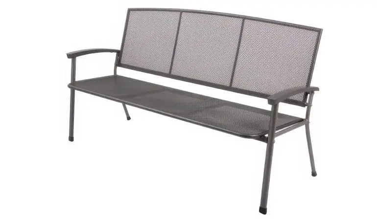 Die schlichte Gartenbank Malmö aus beschichtetem Streckmetall ist als 2- oder 3-Sitzer erhältlich. Hier als 3-Sitzer mit dem Maß 171 x 65 x 92 cm.