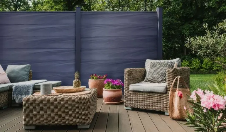 BPC Zaun „Made in Germany“. Für den Steckzaun sind extrabreite Lamellen in Steingrau (co-extrudiert) charakteristisch