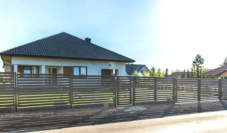 Halboffene, elegante Optik: Für den Metallzaun Modern 1 sind waagrechte 60 x 20 mm Zaunlamellen kennzeichnend