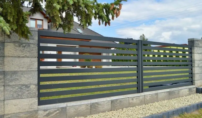 Flexible Montage: Sie können den Metallzaun auch auf Mauersockeln zwischen tragfähigen Betonpfosten oder Mauerwerk installieren