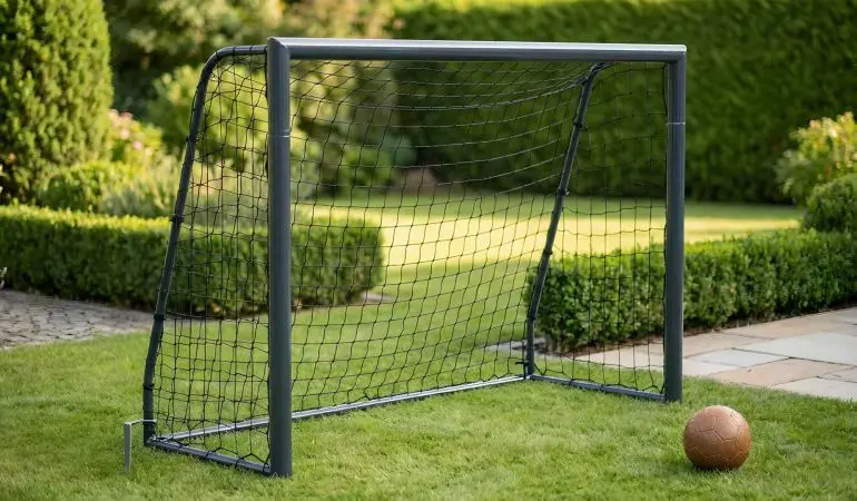 Das kleine 180 x 60 x 120 cm Mini Fußballtor ist für Nachwuchsstürmer ideal