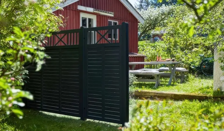 Sichtschutzzaun aus fungizid behandeltm und farbgrundiertm Kiefernholz. Verarbeitet mit rostfreien Schlagschrauben.