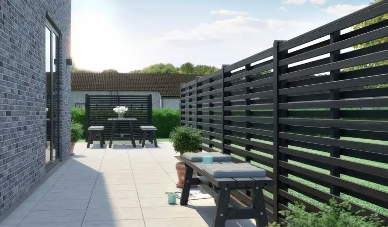 Dieser außergewöhnliche Sichtschutz aus fungizid vorbehandeltem und schwarz farbgrundiertem Kiefern- und Fichtenholz im japanischen Design ist ein echter Hingucker