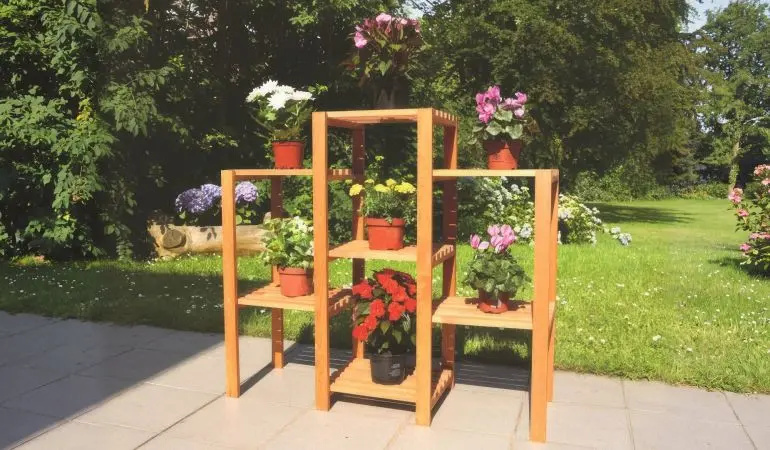 Mit unserem Pflanzregal können Sie platzsparend Ihren Garten, Terasse oder den Balkon dekorieren. Ein garantierter Blickfang. Maße: 98 x 32 x 88 cm