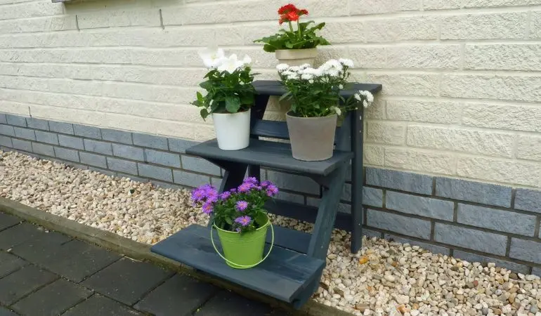 Die kleinere, anthrazitfarbene 50 x 60 x 56 cm Pflanztreppe hat drei Stufen für Kräuter, Ziergräser oder Blumen