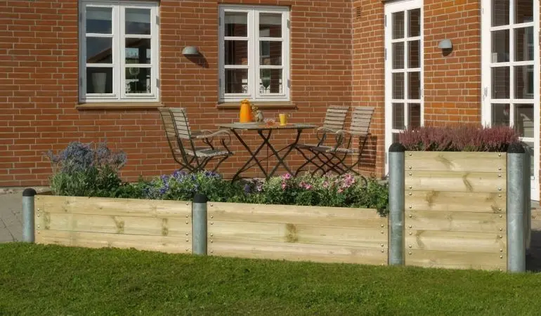 Anwendungsbeispiel für das Hochbeet System Pipe aus druckimprägniertem Kiefernholz: die Sets lassen sich unkompliziert kombinieren und mit dem Systemzubehör weiter- und ausbauen