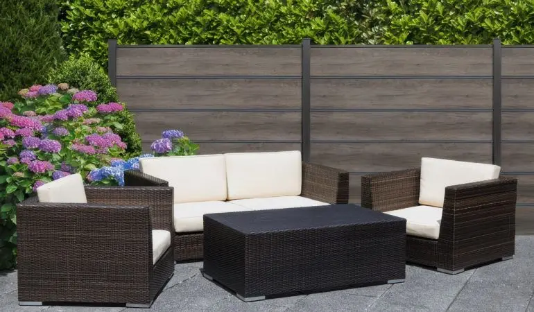 Erhältlich in 8 Farben: Der PVC Steckzaun Premium punktet mit dekorativen Zwischenleisten aus Aluminium