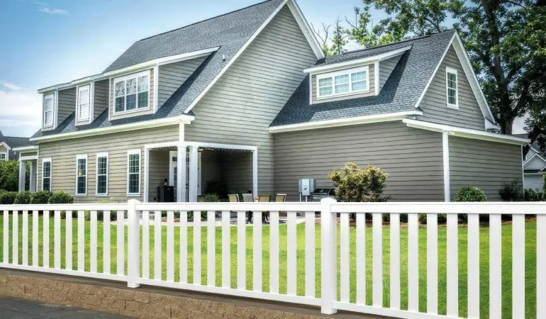 Der weiße PVC Zaun: Bietet Sicherheit und die schützt die Privatsphäre – auf dekorative Weise!
