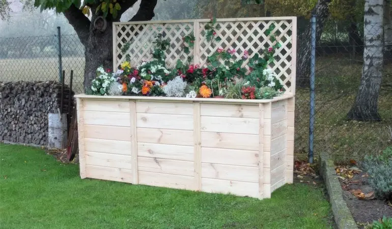 Mit einer rückenschonenden Arbeitshöhe von ca. 85 cm können Sie in diesem Hochbeet Dank des Rankgitters auch rankende Kräuter und Pflanzen anbauen.