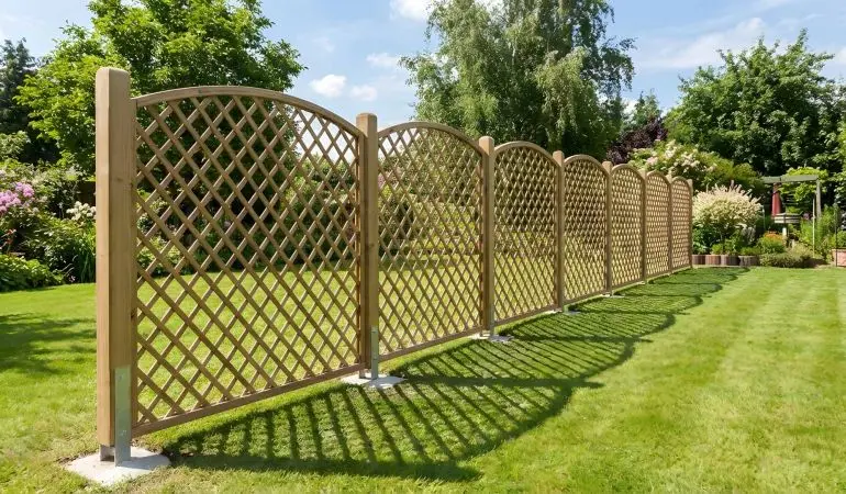 Ranksystem Poel Rankgitter aus Holz mit Hochbogen und rautenförmigem Gitter, im Garten aufgebaut