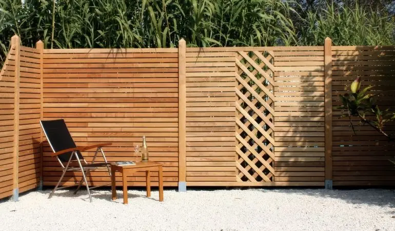 Der Rhombus Sichtschutz "Premium" aus widerstandsfähiger Robinie ist der Mercedes unter den Sichtschutzzäunen. Das edle Holz und die hochwertige Verabeitung machen diesen Zaun zu einem echten Hingucker in Ihrem Outdoorbereich.